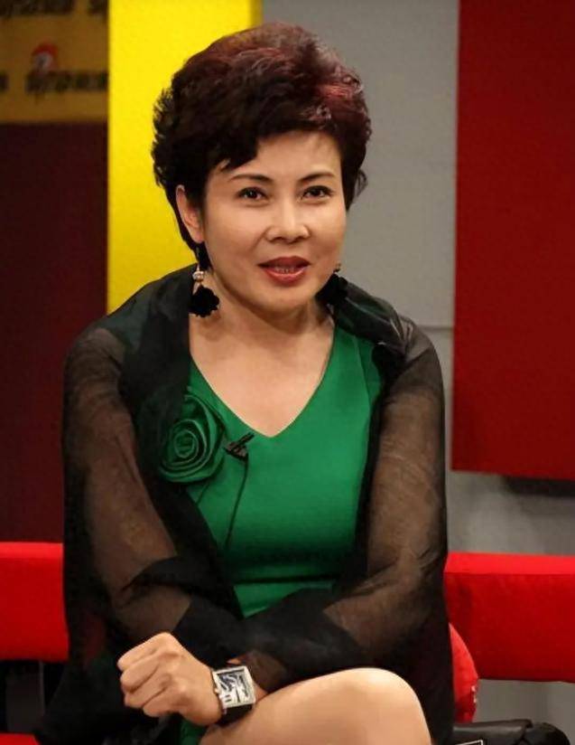 回顾她主持过3届央视春晚,成名后却遭排挤,为什么64岁还没有结婚