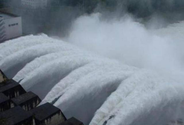 758河南水库溃坝事件,数万人睡梦中瞬间被吞没,仿佛人间炼狱