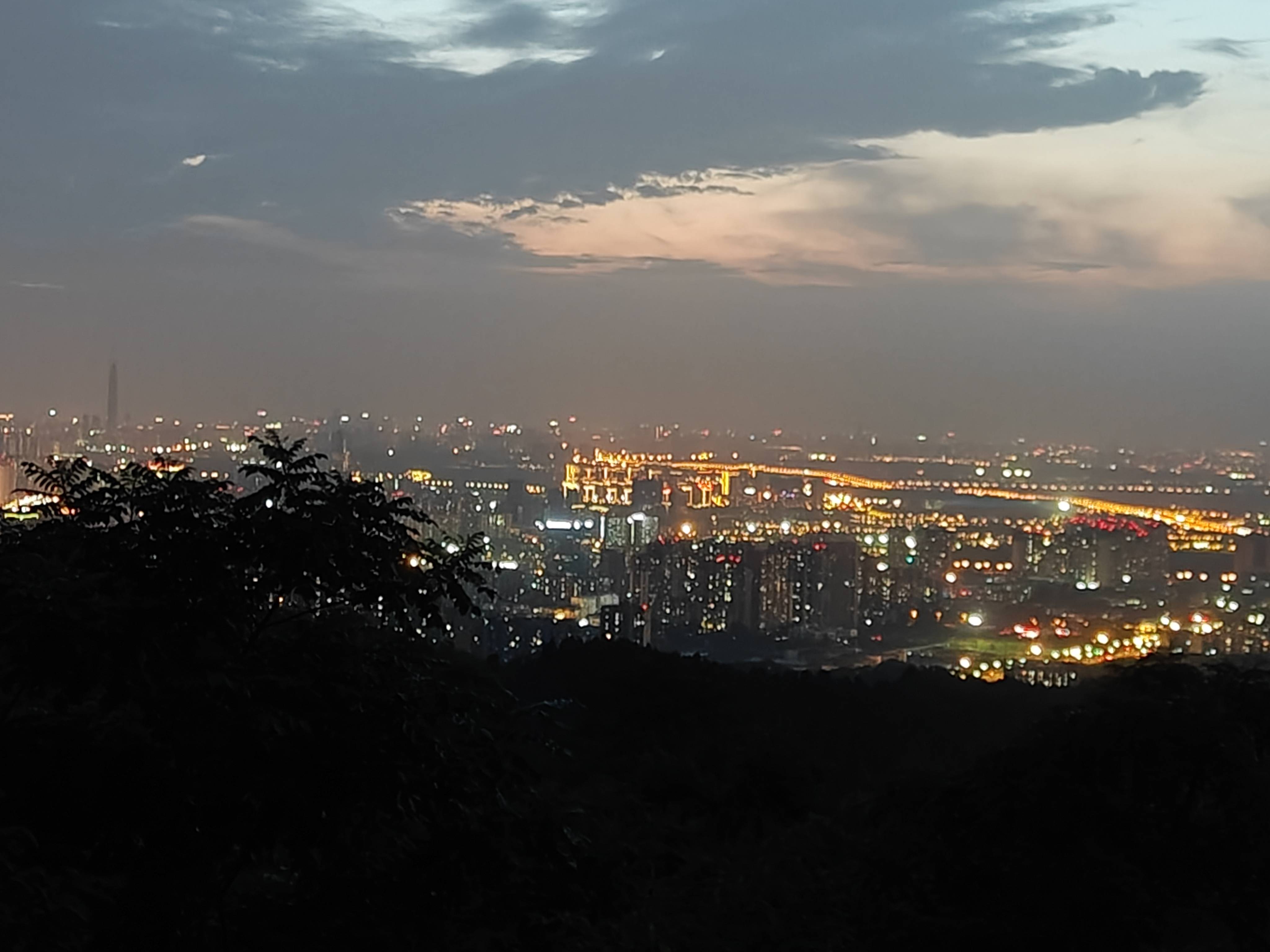 龙泉山夜景图片