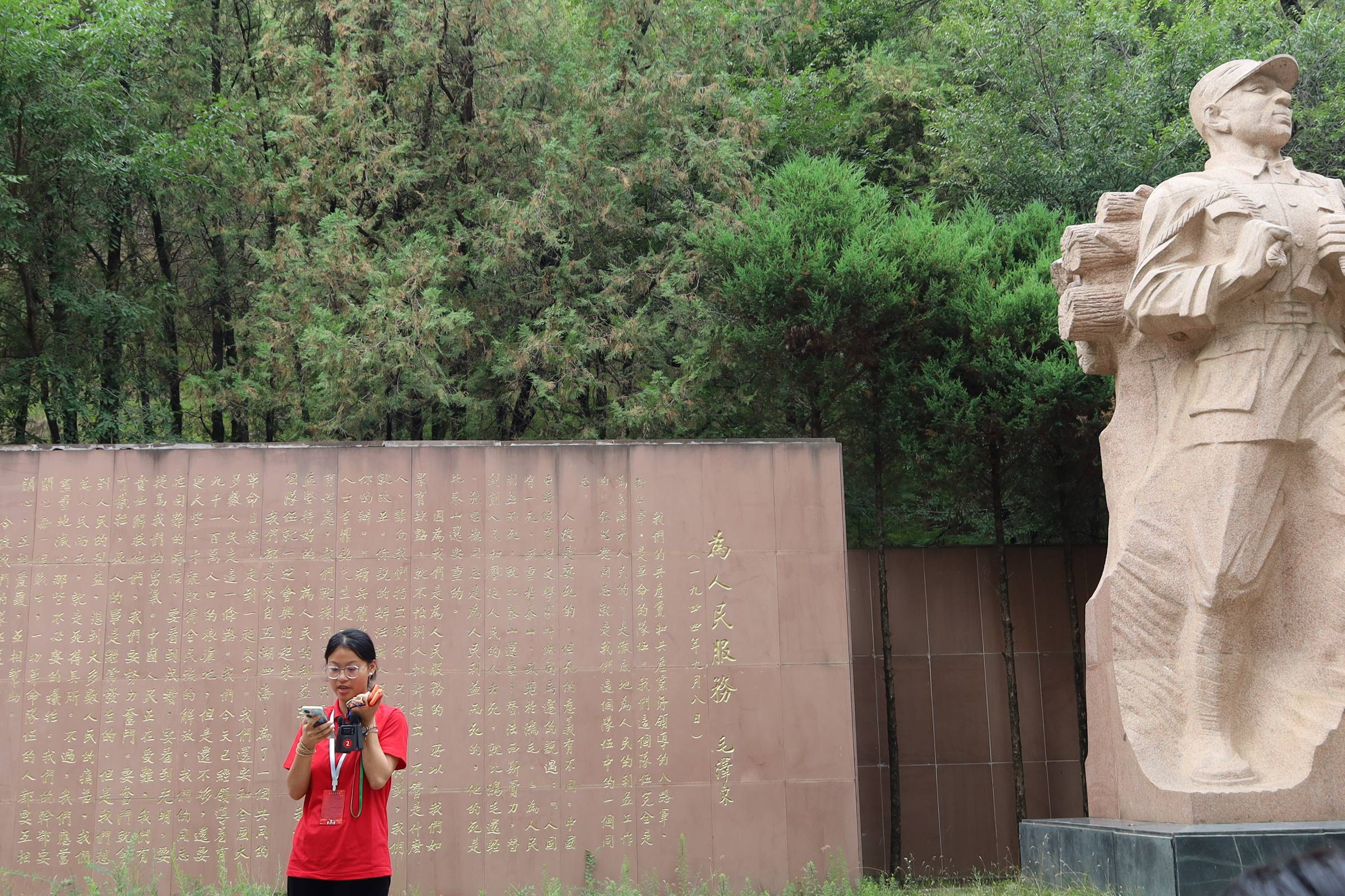 烟台大学"星星之火"社会实践队赴延安枣园张思德纪念广场参观学习