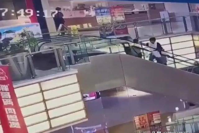 合肥男子翻越购物中心电梯坠亡!监控画面曝光,目击者透露细节