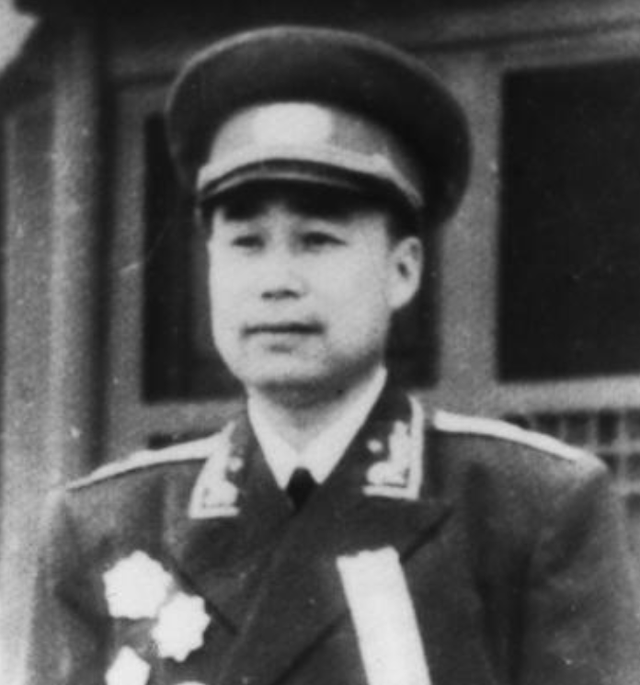 王近山带着夫人黄慎荣来看演出,有人告诉他:"韩岫岩也来了!