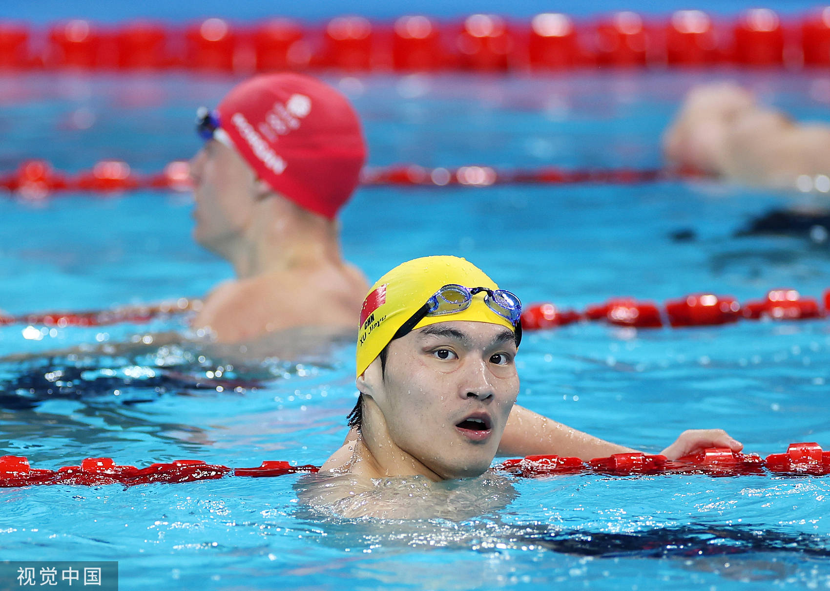 男子100米仰泳半决赛:徐嘉余创赛季最佳成绩排名第一 晋级决赛