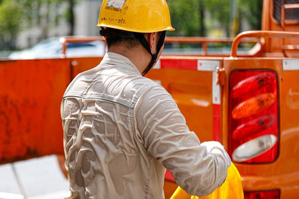 重庆迎峰度夏电力工人用汗水保供电