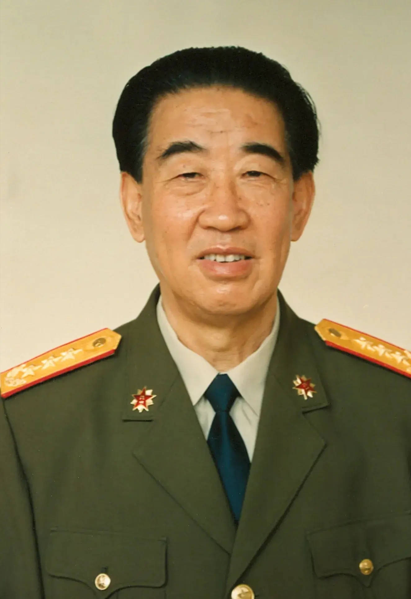 他曾是汪东兴的副手,65岁授予中将,71岁晋升上将,享年97岁_杨德中_党