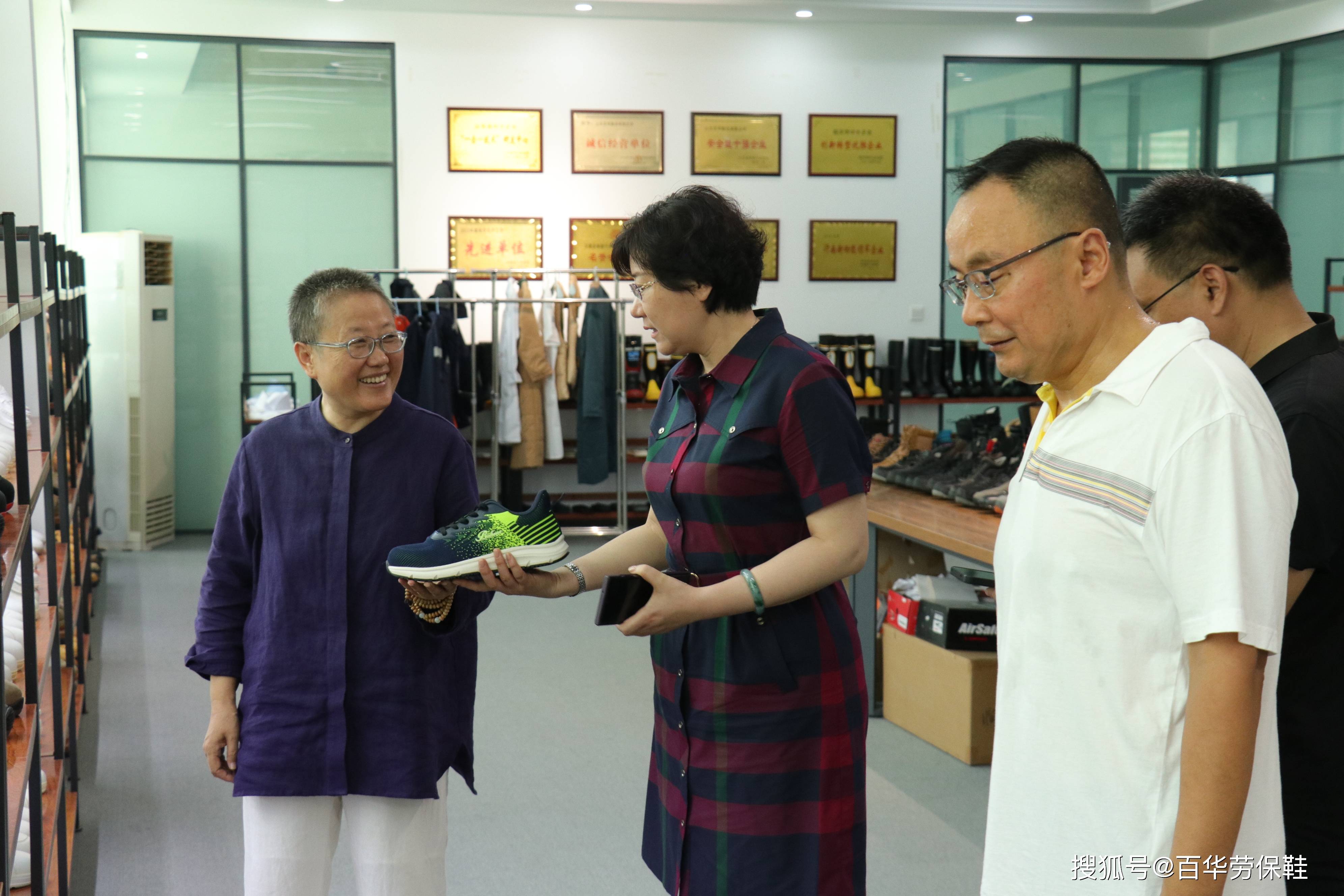 临沂市工信局党组书记,局长王林艳一行莅临百华鞋业调研指导
