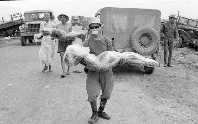 越南战争时期战场纪实旧照人性不同面的展示战争毁灭人性