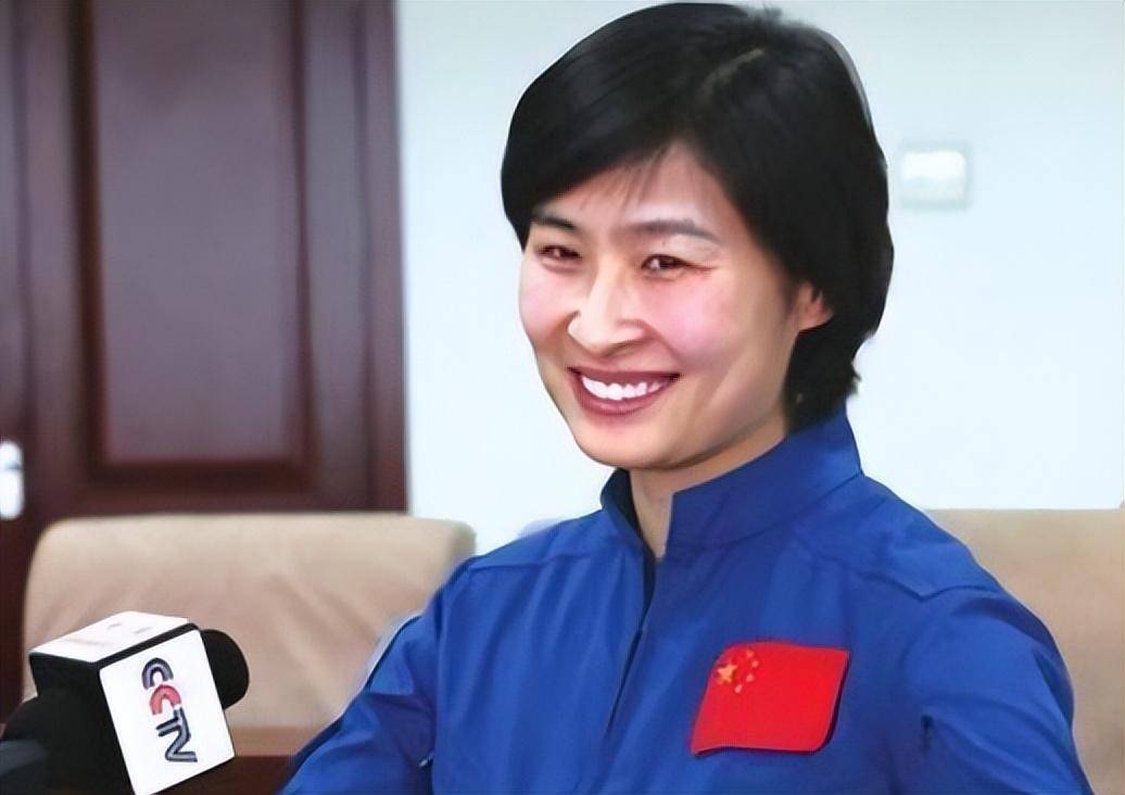 回顾女航天员刘洋:出征前给丈夫留下遗言,回归地面多年她怎样了?
