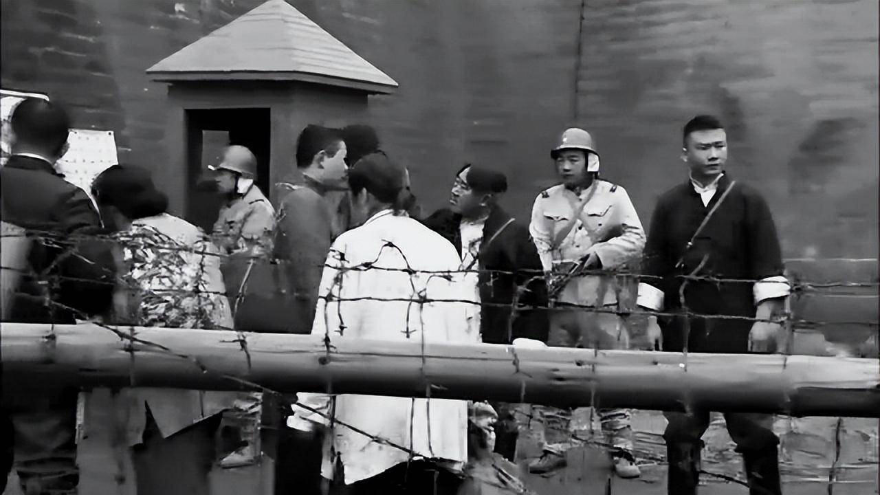 地下党遭日军盘查,眼看就要暴露,突然他2岁的女儿扑过来救了他