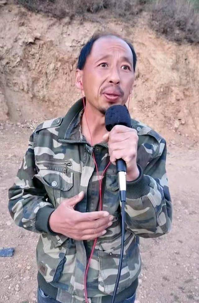 在工地中,于新伟学着像工友那样刷小视频打发时间