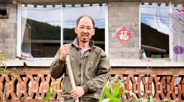 "守山大叔"于新伟:天使踹了他的脸,却又亲吻了他的嗓子