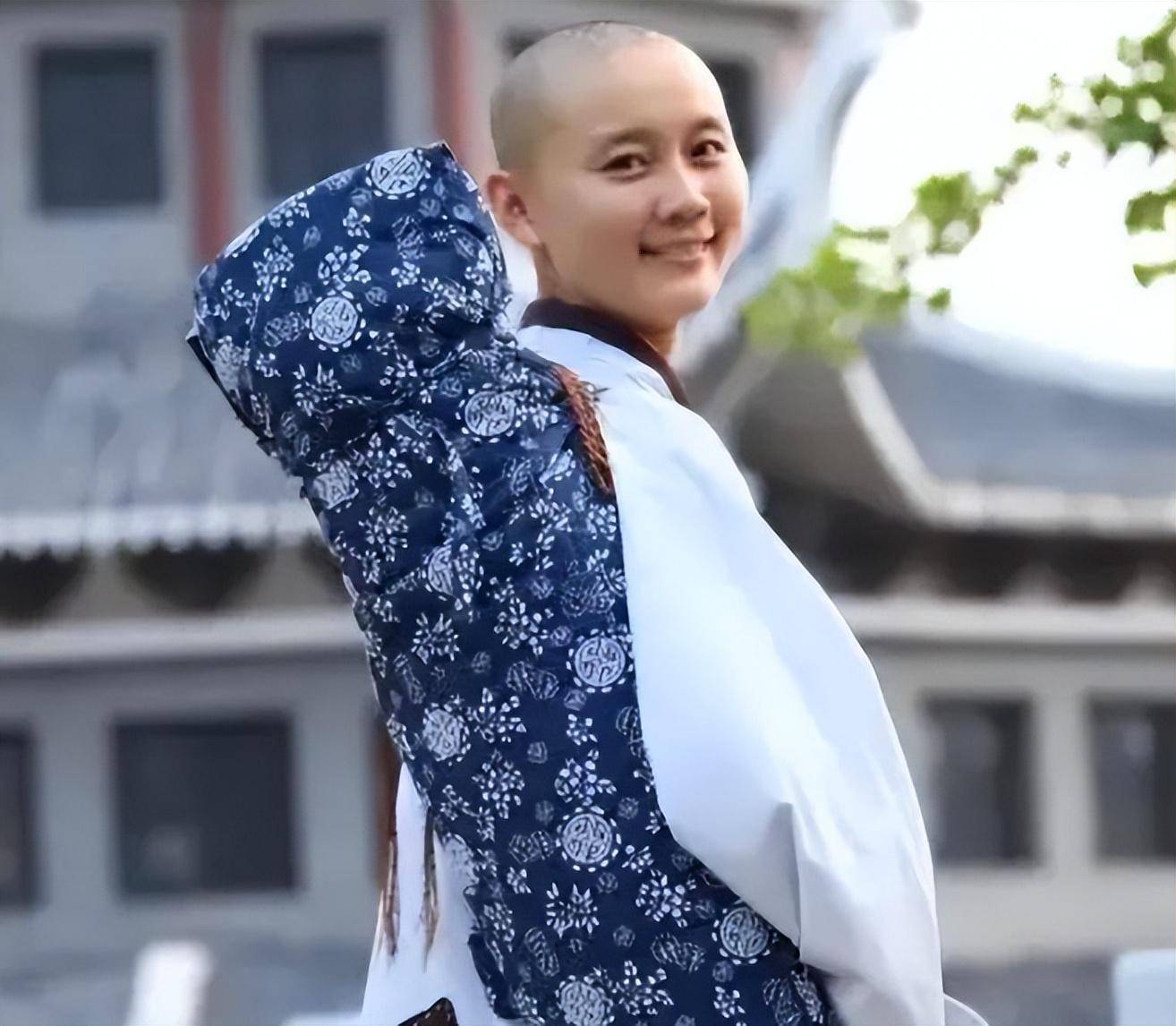 2009年,公务员剃度出家,富婆用400万豪车追求,如今怎样了