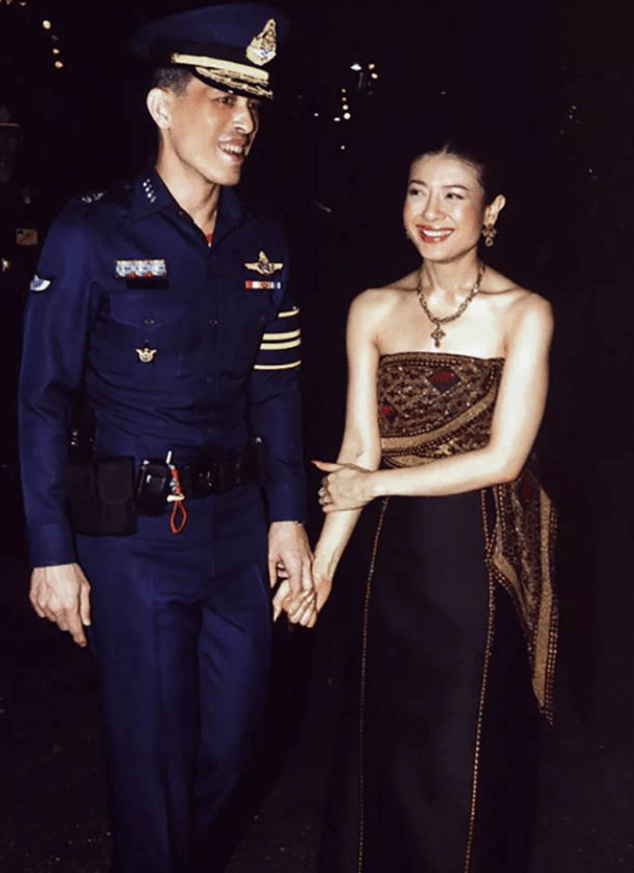 哇集拉隆功:荒唐无度的泰国国王,封小狗做元帅,爱上舞女和空姐