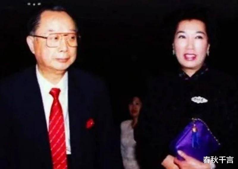 林百欣出生于1914年12月21日,余宝珠则出生于1924年12月13日,两人差了