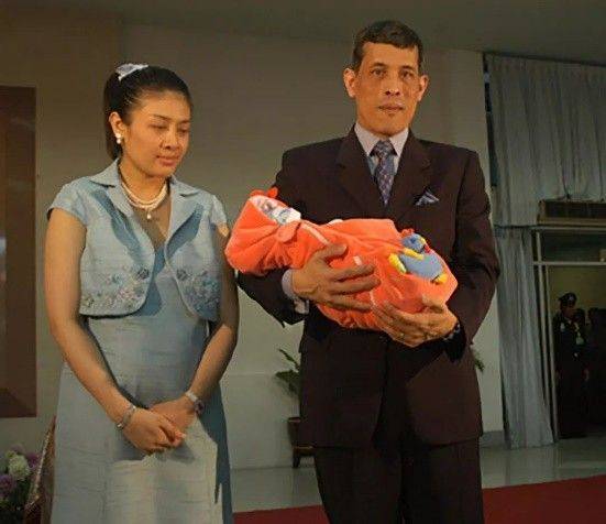 讲究"血统"的泰王:17岁提帮功晒出生证明,苏提达儿子难上位