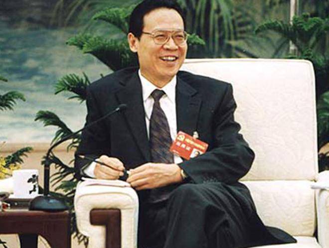 他47岁成为最年轻部长,54岁任福建省委书记,曾破例收下一包香烟