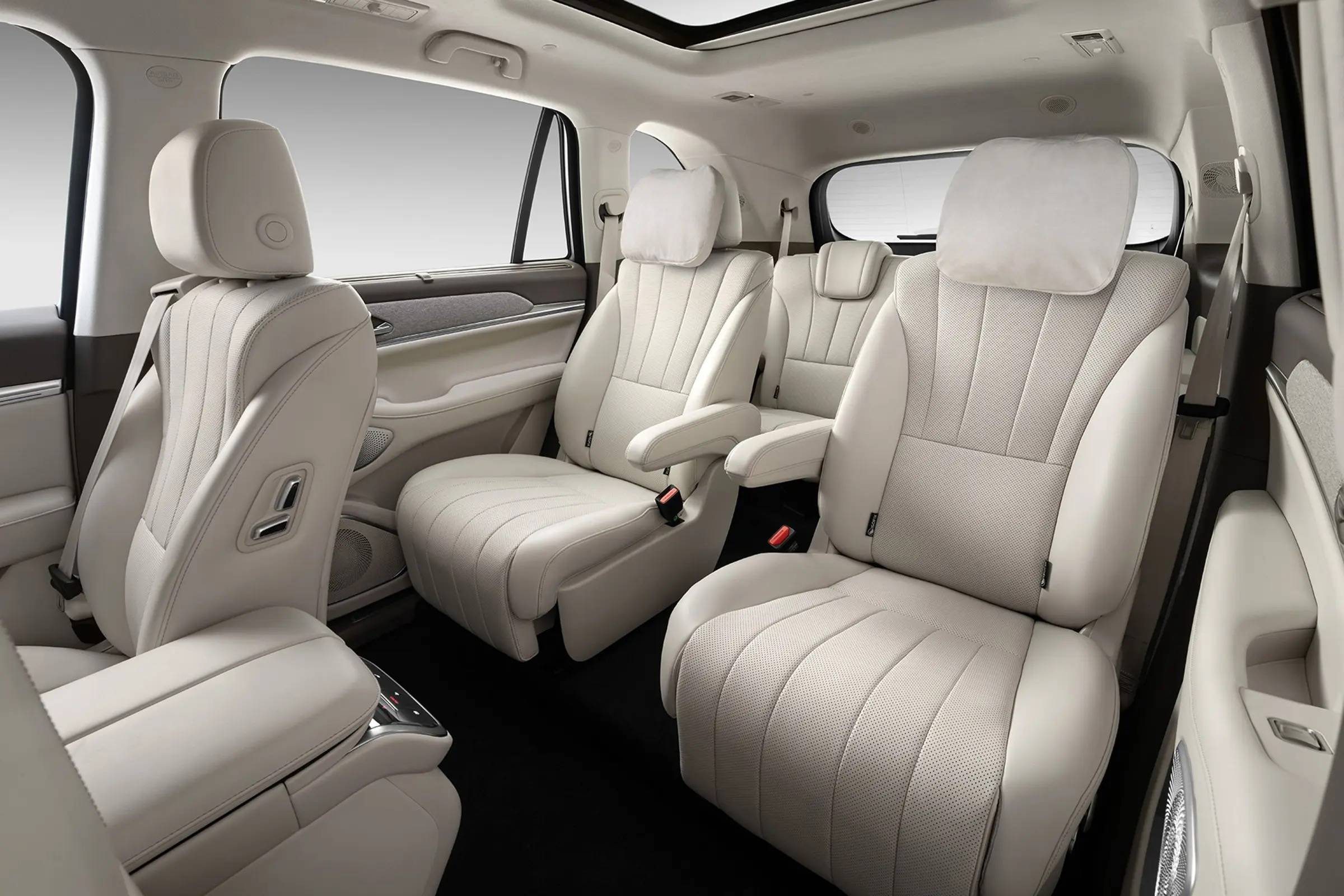 魏牌蓝山智驾版采用2 2 2共六座的座舱布局,其中副驾驶位标配零重力