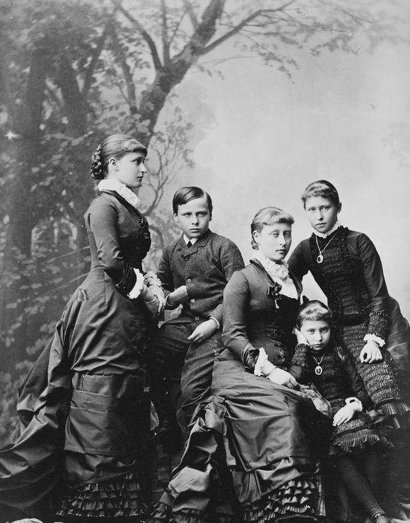 而伊莲妮公主的家庭则因血友病的困扰而黯然收场.