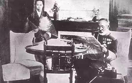 1912年,明治天皇逝世,乃木希典作为忠臣守灵,随后与妻子一同切腹自杀