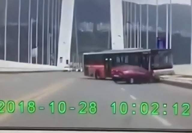 回顾18年重庆公交坠河案:被羁押的女司机,后来追责了吗?