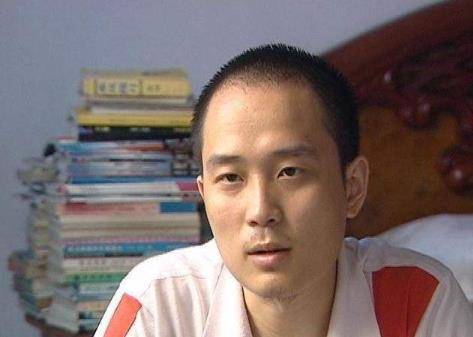 尽管成功被复旦录取,但他仍然放弃了这个机会,选择了复读,因为他渴望