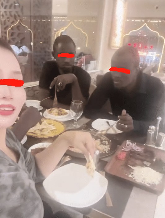 女子和三个黑人男子聚餐,自录视频发到网上炫耀,丢人都丢出圈了