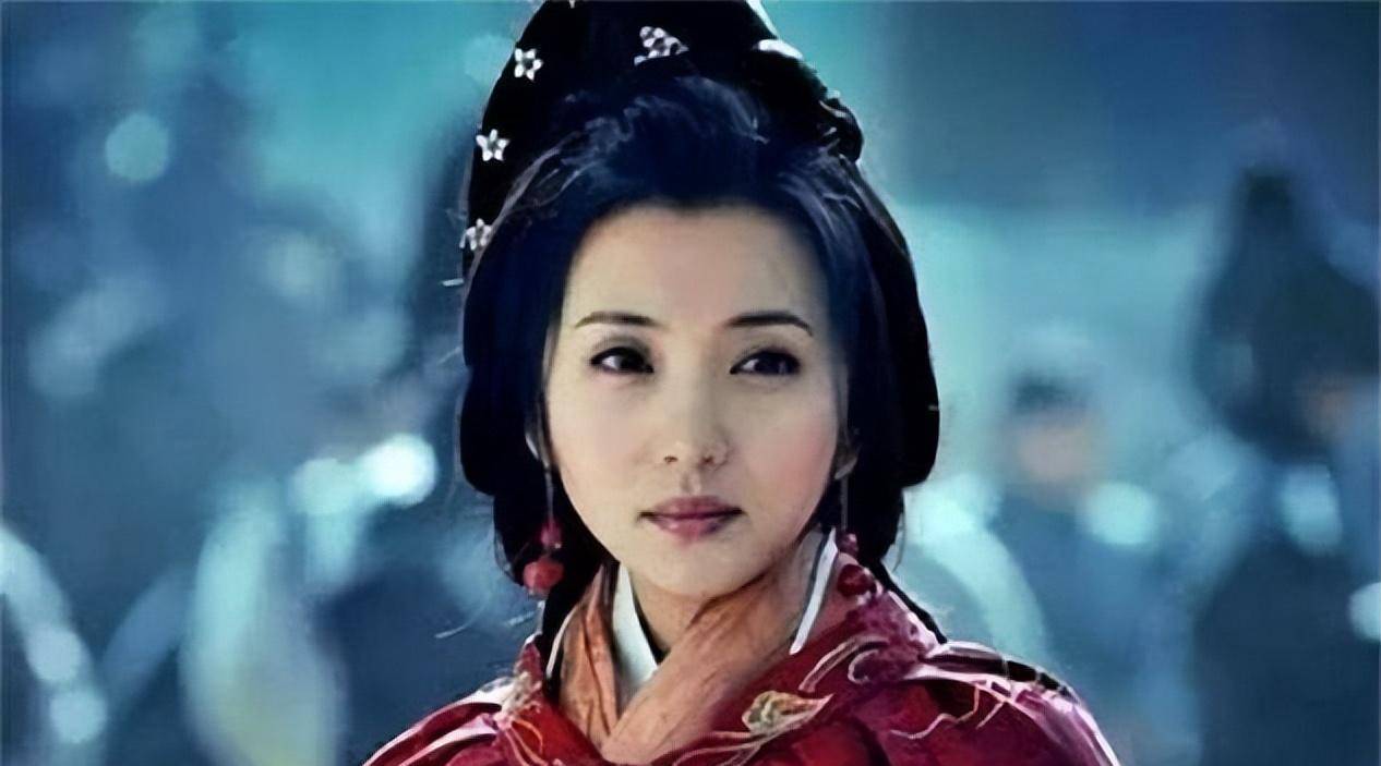 父亲被张飞斩杀,母亲被曹操霸占,他长大后成一代名将,名字耳熟