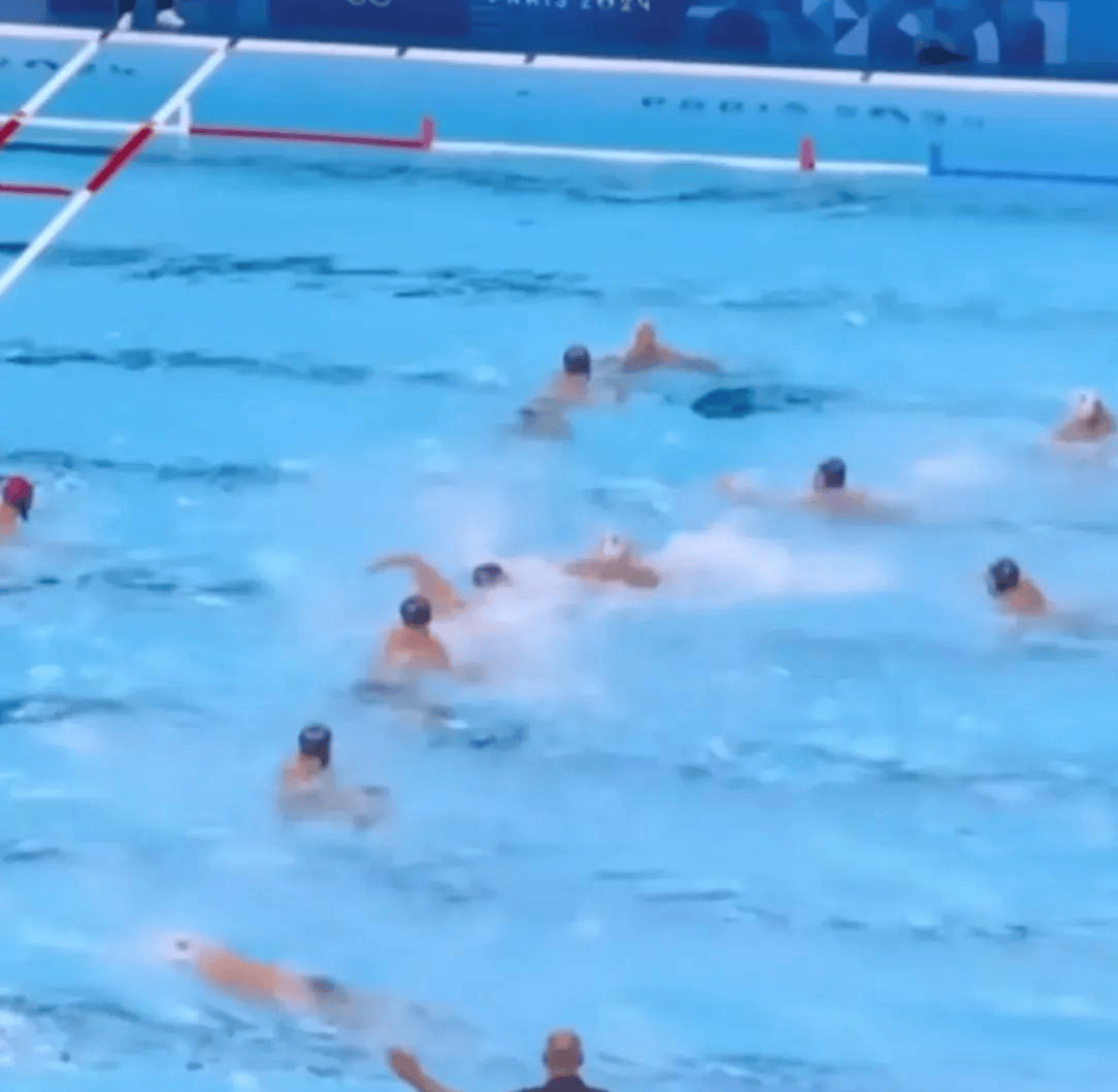 奥运水球比赛大尺度,泳裤差点被扯掉!解说直呼:这球真脏,评论笑死