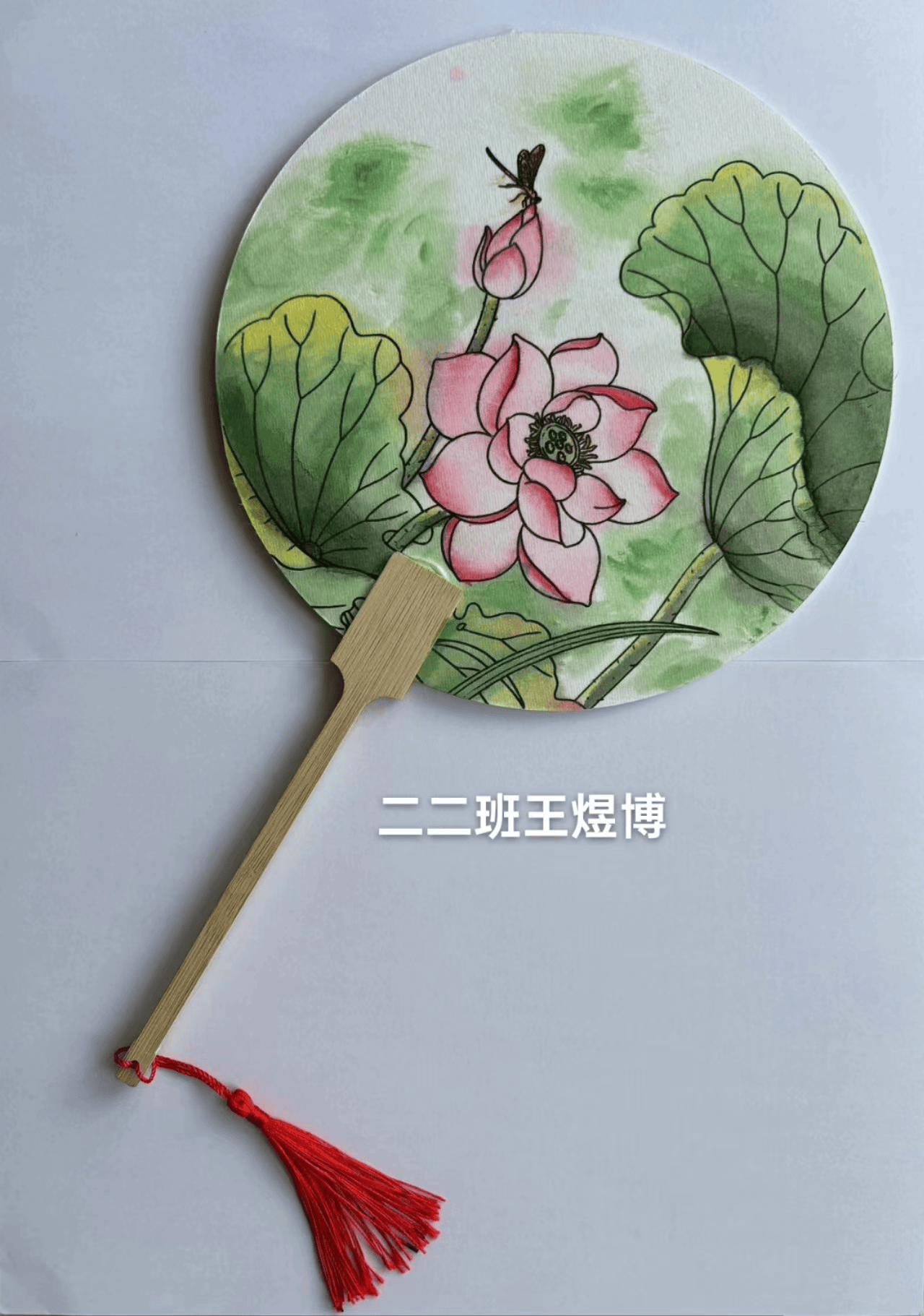 他们用扇子进行二次创作,在扇子上绘制展现清廉主题的画作.