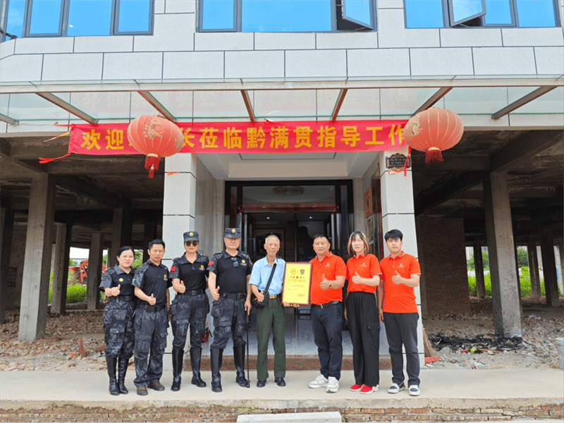 感恩拥军满贯"这简短有力的标语,不仅传递了黔满贯人对首长的欢迎之情