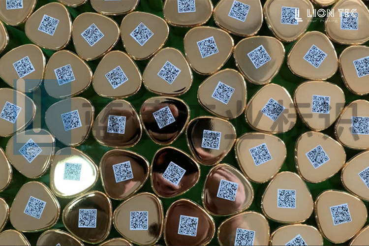 uv喷码机在酒瓶盖上喷印白底黑色二维码