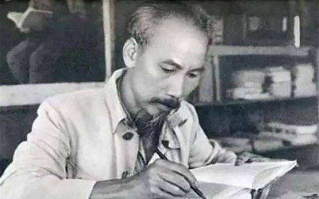 1981年越南飞行员出逃事件:抢夺直升机,带领9人投奔中国_乔清陆_黎笋