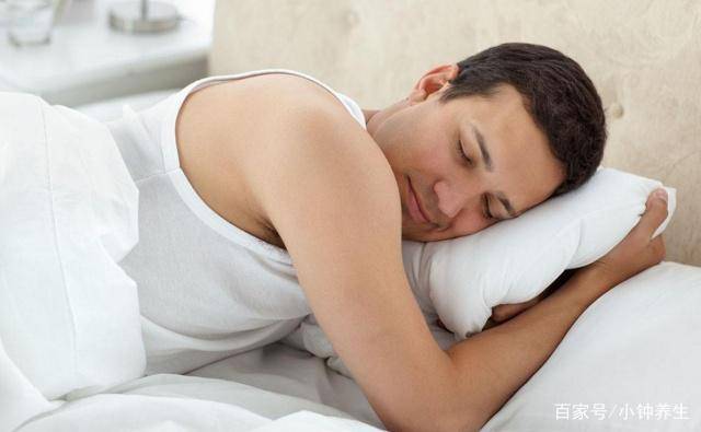 深夜睡觉时,身体若有3个表现,或许是血管堵了!别发现太晚