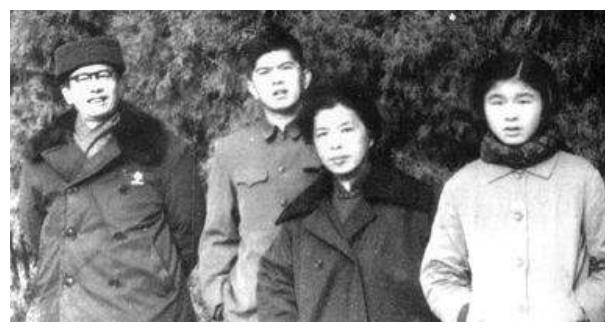 只知王毅和华春莹?这位"燕大校花"龚澎,才是外交部首位女司长