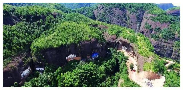 还有那宝石仙境,宛如一幅水墨丹青,情致盎然处,有那雄伟绮丽的宝石寨