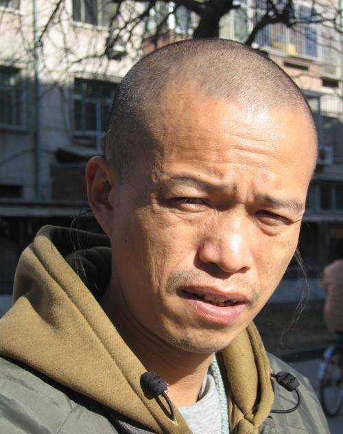 这位行为艺术家是何云昌,1967年生.对他,艺术是生命之光.