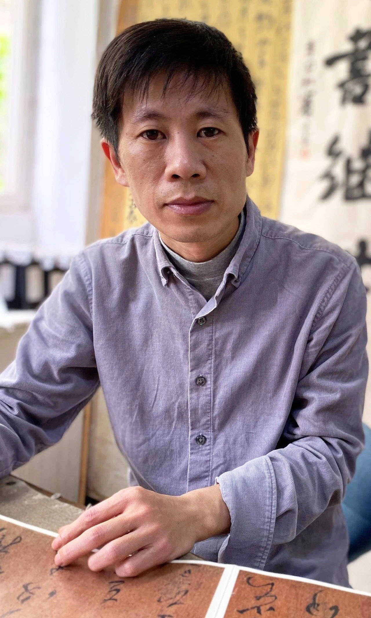 唐宏宾,又名虹宾,艺名唐逸飞,1976 年出生于广西全州,自幼对绘画展现