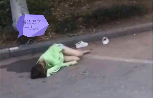 金华一年轻女孩醉倒路边睡大觉