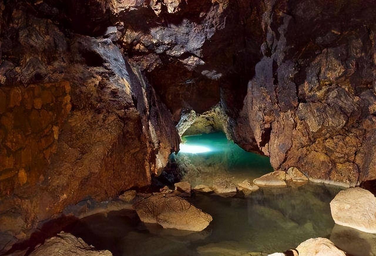 峨眉九老洞为何频频有人失踪?为查明真相,"中国飞人"勇闯诡洞