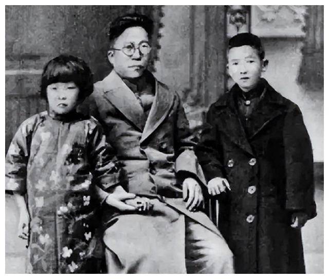 杨虎城带着两个子女和宋绮云一家三口跟着周养浩坐上了周养浩在贵阳