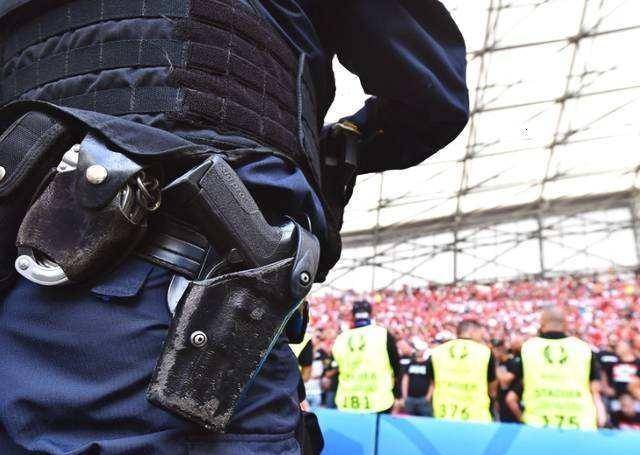 同样是手枪,为何保镖放怀里,警察在腰间,而特种兵靠大腿?