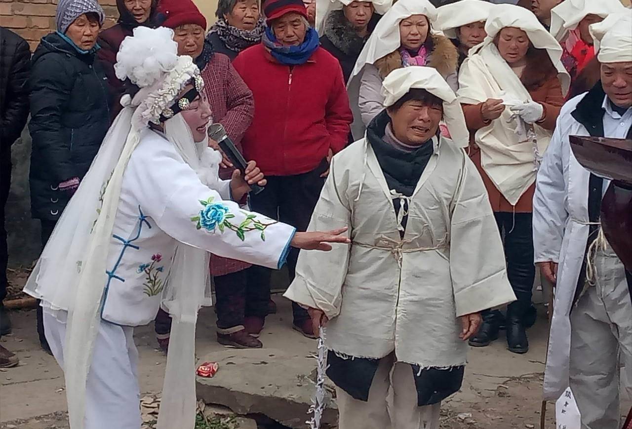 "哭灵女"武会霞靠眼泪赚钱,村民:要脸吗?