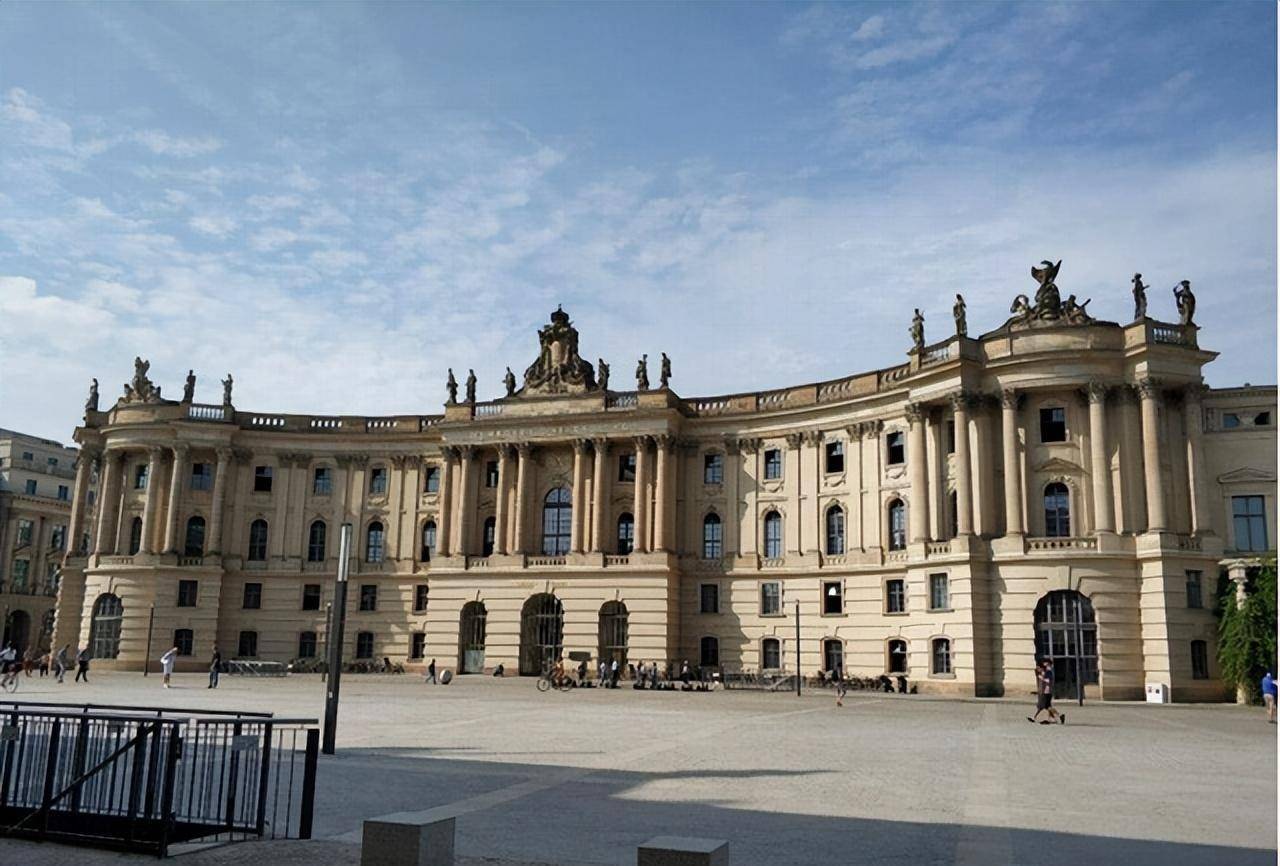 在柏林大学上学的他主修哲学系以及心心念念的图书馆相关专业.