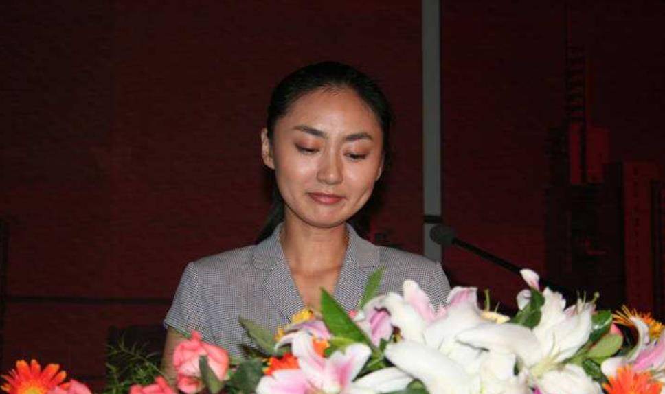 邢丹:丛飞去世5年后遭飞来横祸,与丈夫合葬,5岁女儿成孤儿