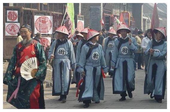 古代流放囚犯,来回几千里路,为何衙役们还要抢着去押送?