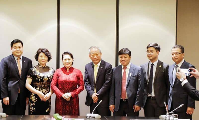 2011年,25岁的严昊和妻子吕雯在南京举办