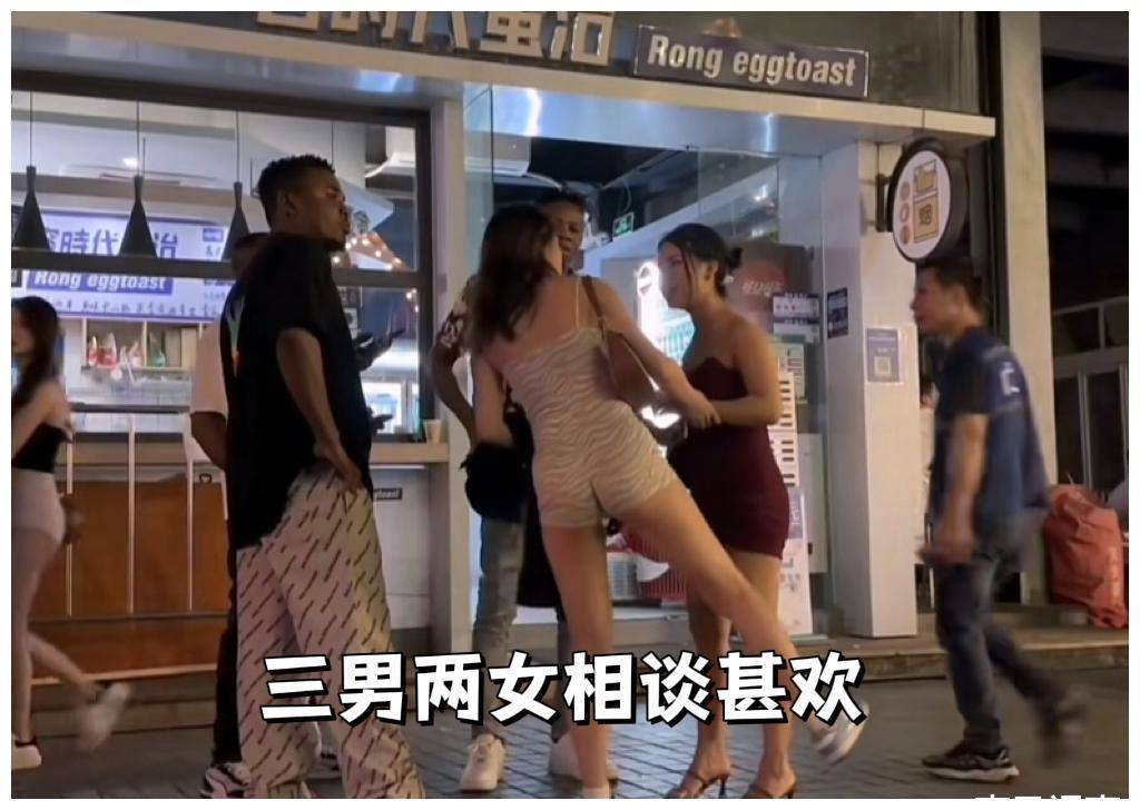 广州夜色下,两女生与3个小黑哥相谈甚欢,然后手挽手一起走了