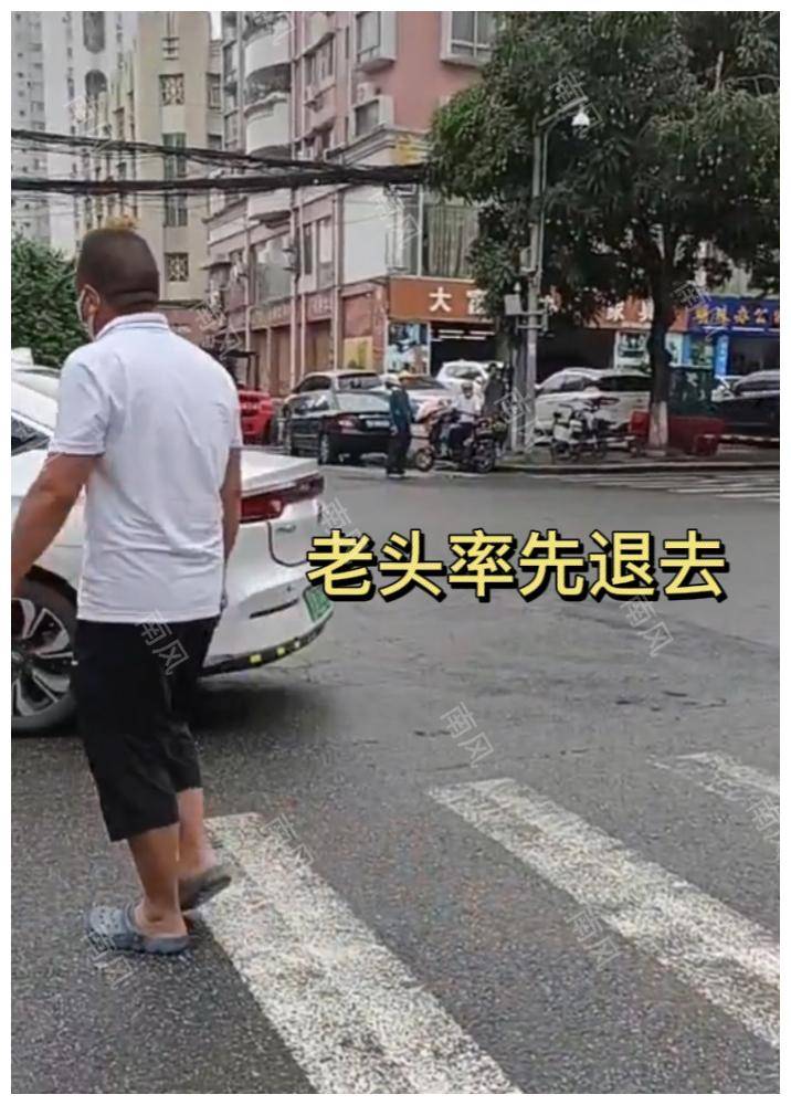 广东全武行 小伙路怒手持棒球棍