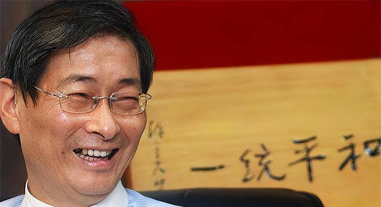 台湾黑帮大佬张安乐,扛五星红旗游行,唱"大中国"梦想祖国统一