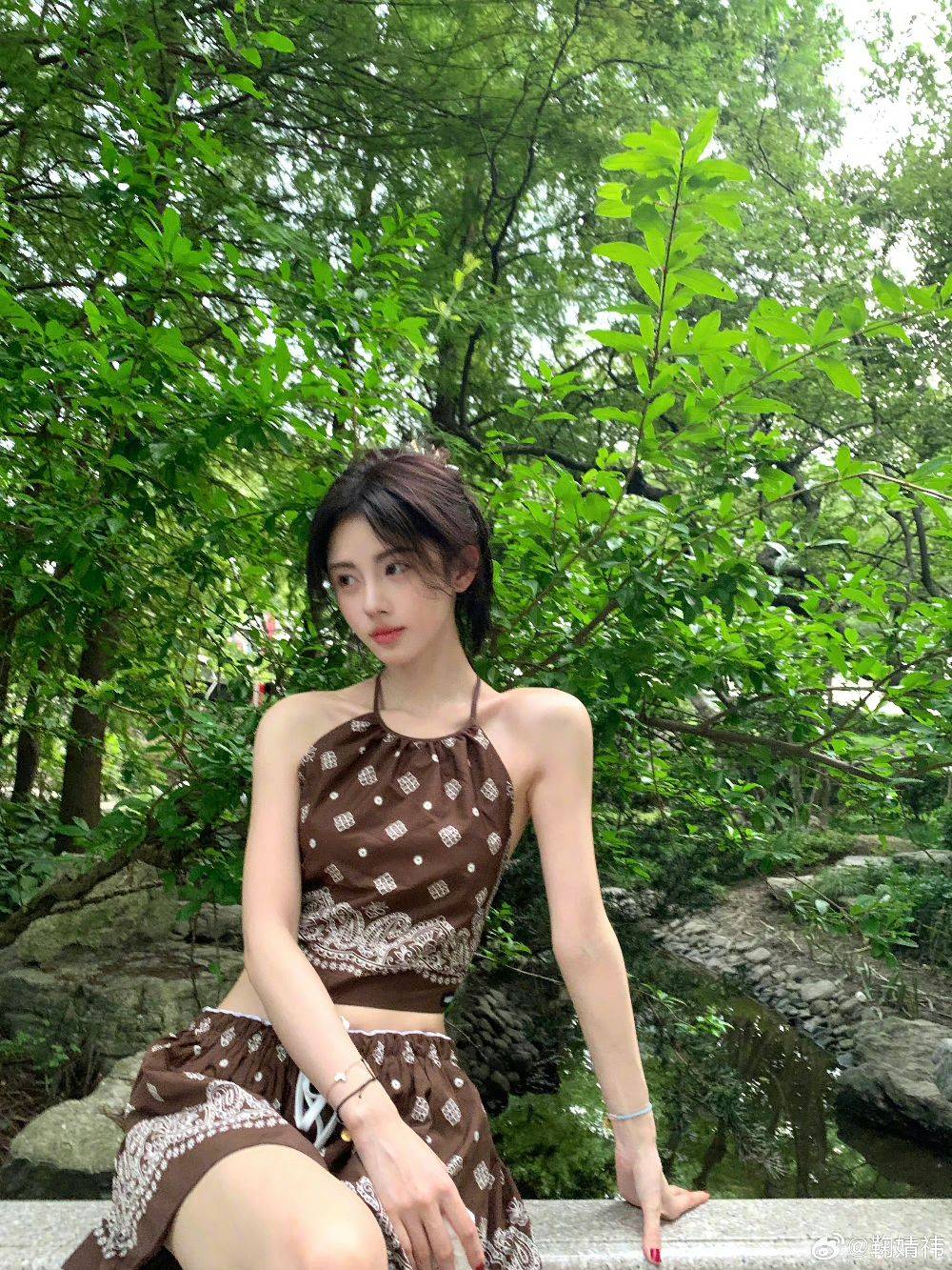 鞠婧祎的少女感简直好到爆!露背吊带造型,浑身糖果般的甜美氛围